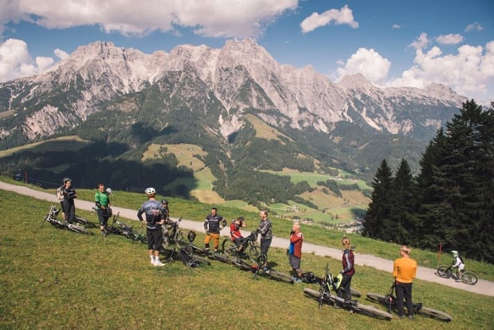   Techniktraining mit Profis und atemberaubender Kulisse: Die Workshops machen so gleich doppelt Spaß. Beim "DownChill Workshop" mit Jasper Jauch ging es allerdings wenig chillig zu. Die bunt gemischte Gruppe lernte unter der Anleitung des Profis tüchtig, aber nie ohne Spaß.