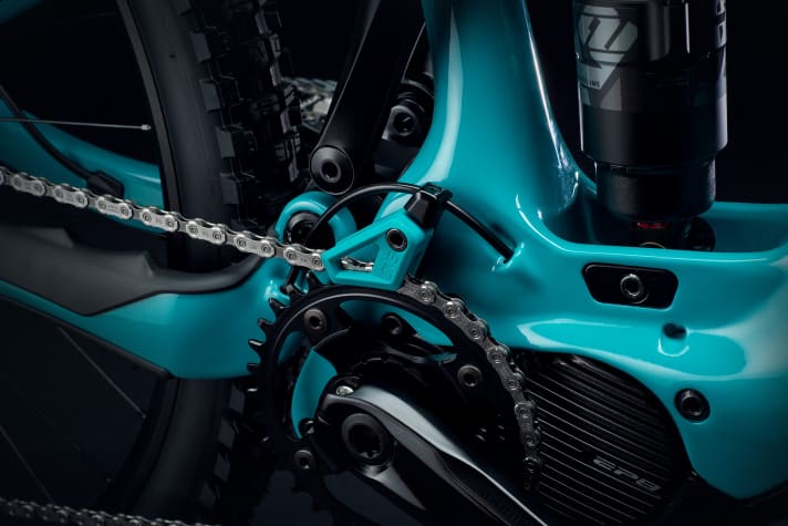   The rear suspension characteristics can be adjusted in three stages using the flip chip on the shock mount. The small and colour-coordinated chain guide keeps the drivetrain in place even on rough terrain.
