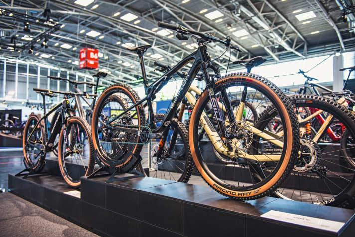 Mit einem um 200 Gramm leichteren Rahmen startet Simplons CC-Fully Cirex als SL-Modell in die kommende Saison. Diese und weitere Messeneuheiten der Eurobike und der IAA jetzt in der BIKE. Seite 22