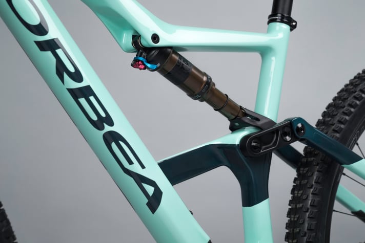   The asymmetrical frame construction is retained, the two-part rocker on the Occam is new.