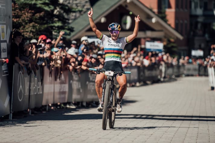   Evie Richards gewinnt nach der WM und Lenzerheide auch den letzten Wordcup der Saison 2021 und springt damit noch auf den zweiten Platz in der Gesamtwertung.
