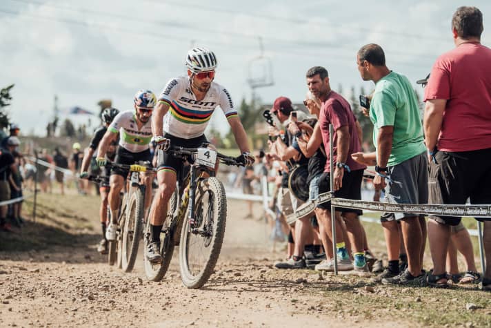   Der Schweizer Nino Schurter mischte ganz vorne mit, bis er auf dem letzten Kilometer einen Platten hatte. Er wurde Vierter und jagt damit auch nächste Saison dem 33-Siege-Rekord hinterher.