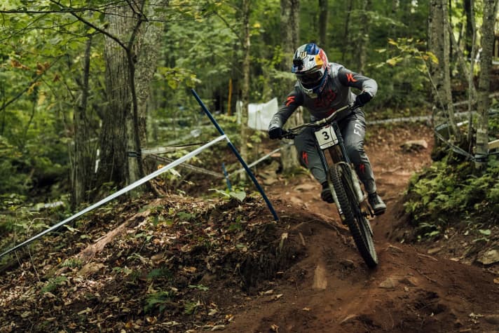   Loic Bruni auf dem Weg zum Sieg im zweiten Downhill-Rennen in Snwoshoe.