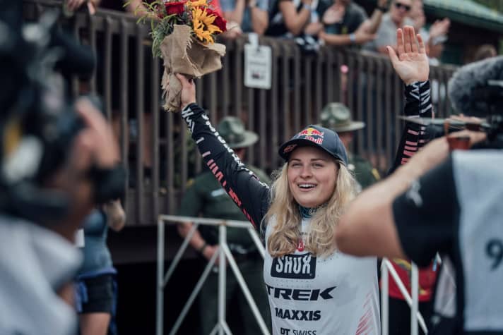   The young Austrian Vali Höll wins both downhill competitions in Snowshoe, benefiting from a crash by Myriam Nicole and thus also securing the overall World Cup victory.