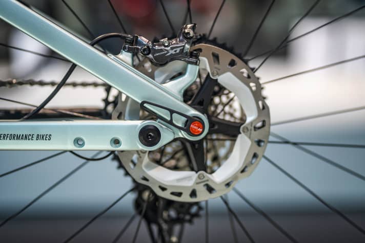   Dank der integrierten Halterung für einen Seitenständer macht das Trail Ray E 160 auch als Pendler-Bike eine gute Figur.