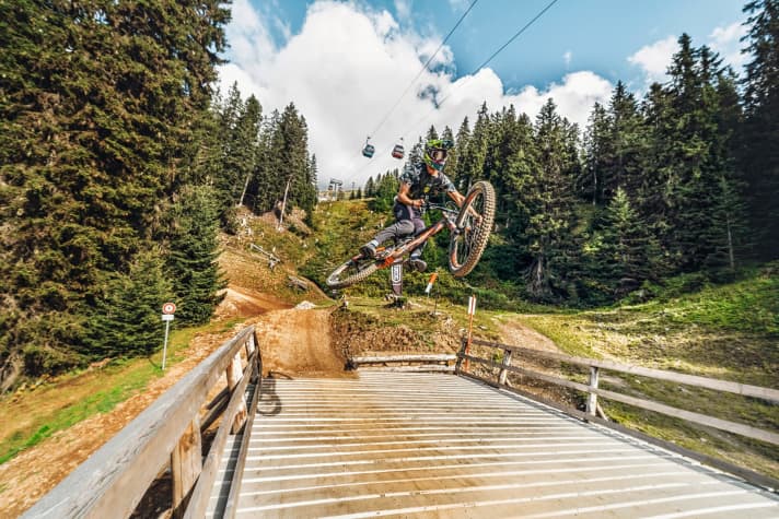   Lass’ fliegen! Um es bei vielen Sprüngen im DH-Track in die Landung zu schaffen, brauchst Du Skills und Mut.