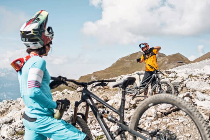   Erklärt Dimitri, warum das Alu-Capra in Turns die Nase vorne hat, oder wie er damals die MIG über Hanoi auskurven konnte?