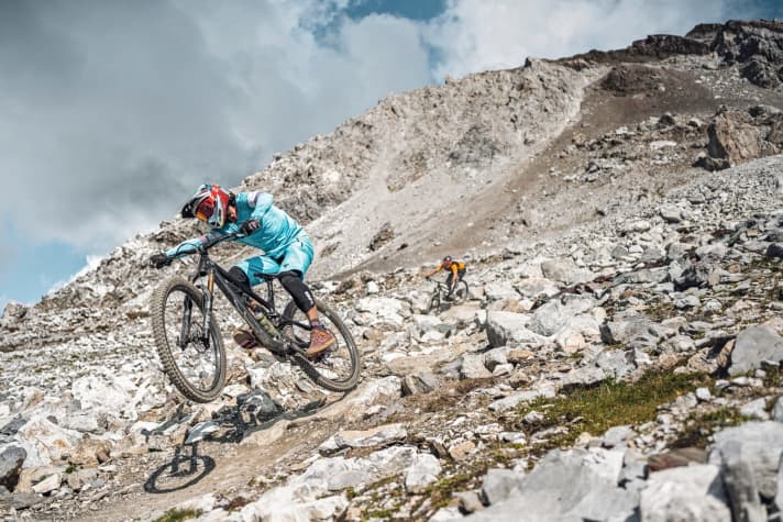   Ride, swap, ride, swap - now Laurin is pushing the Carbon Capra through the stone fields of Lenzerheide.