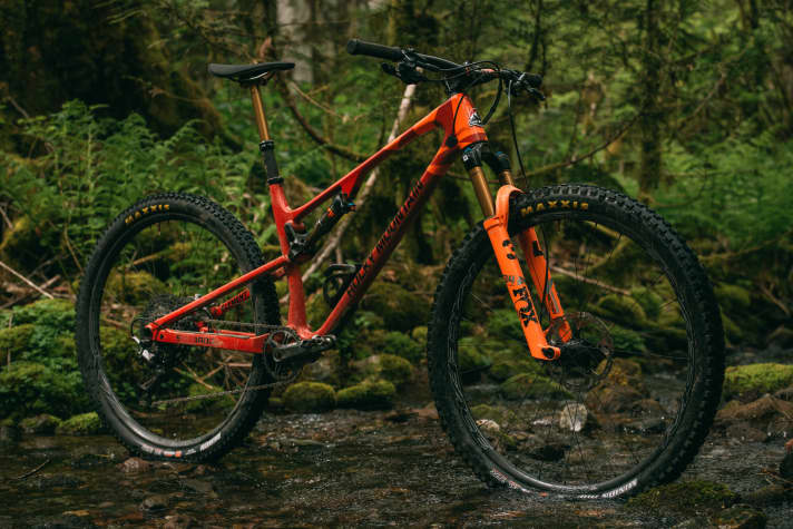   Die Ausstattung dieses Bikes entspricht nicht dem Element Carbon 70 aber die Farbversion wird so bei allen Carbon- und Alu-Modellen erhältlich sein.