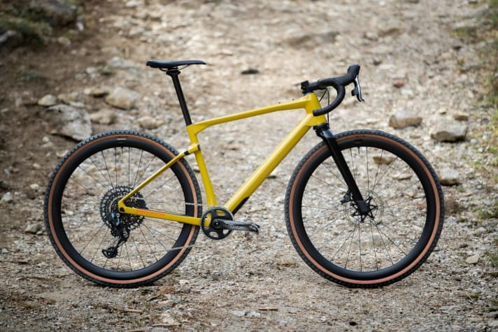   Zwei Modelle schickt BMC vom Urs LT auf die Schotterpisten dieser Welt: Im Bild das Urs LT ONE für 7999 Euro. Das Urs LT TWO kommt mit Sram GX Eagle AXS 12fach-Schaltung mit 10-52er Kassette, DT Swiss G1800 Spline-Laufrädern und kostet 5999 Euro.