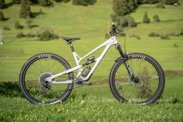   Flight Attendant will be available in the Rockshox Pike, Lyrik and ZEB suspension forks. The Superdeluxe is available as a damper. The system is initially limited to four complete bike brands.