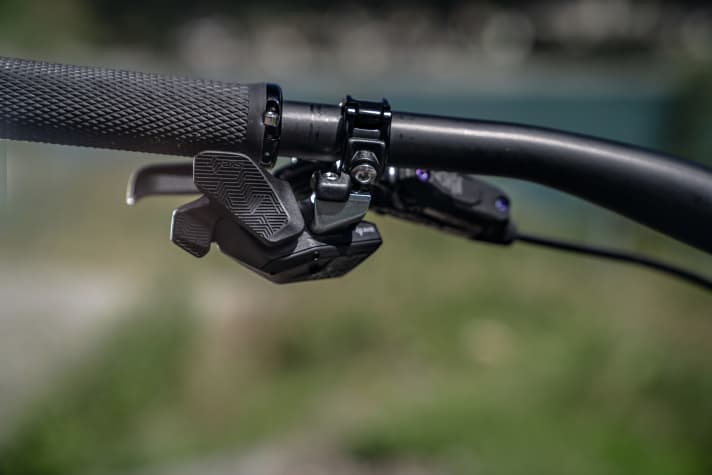   The controller is the mirror image of the familiar AXS switch on the gearstick. One button can operate the Reverb AXS, the other the suspension. The controller could also be dispensed with completely thanks to the automatic mode.