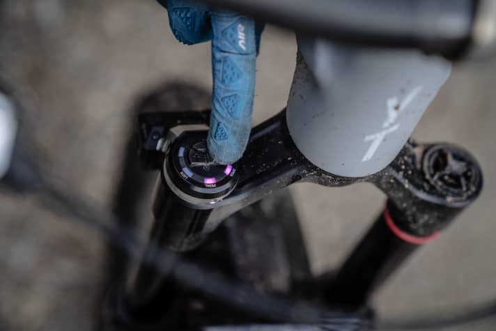   The control unit is located in the top cap of the fork and can be adjusted using three buttons. The automatic mode can be switched on and off and a pre-programmed override mode can be selected using the optional controller on the handlebars.