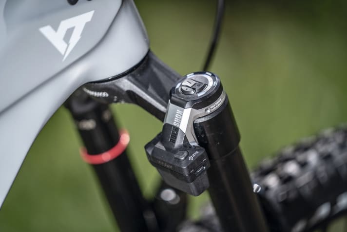   The Flight Attendant module sits on the damping cartridge of the fork. The system can be operated and adjusted using three buttons. The sensor system and the servomotor that adjusts the damping are located inside.