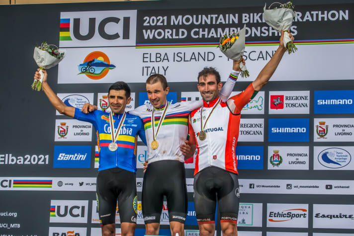   Das Herren-Podium: In der Mitte Weltmeister Andreas Seewald, Silber ging an den Kolumbianer Diego Arias (links) und die Bronze-Medaille geht nach Portugal, an Jose Dias. Arias ist nicht nur der Teamkollege des verletzten Leonardo Paez, sondern kommt auch aus demselben Ort wie Giro d'Italia-Sieger Nairo Quintana.