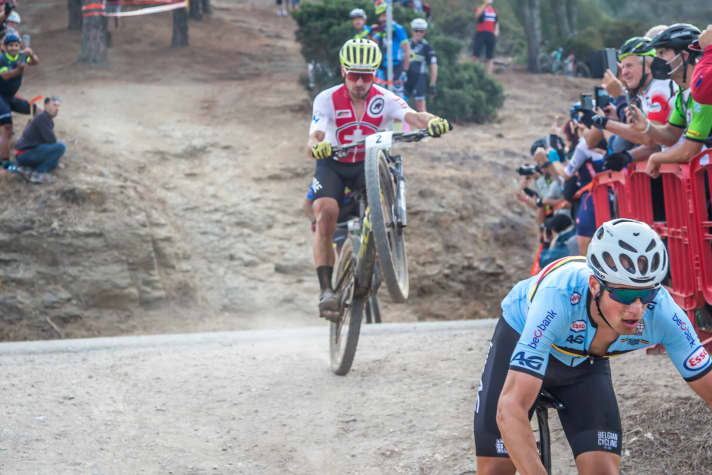   Compared to the XC World Cup, the descents were relatively easy, but rather difficult for a marathon world championship of this length. Nino Schurter demonstrates his bike mastery. 