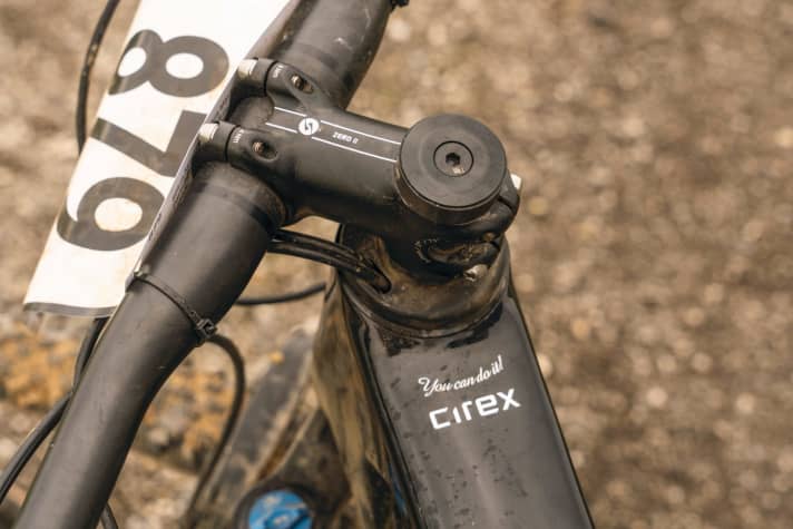   The headset not only swallows the cables and guides them into the frame, but also protects the top tube of the Simplon Cirex with lateral stops.
