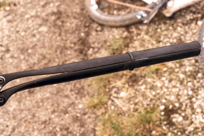   Dirt trap: The two-piece comfort seatpost of the Canyon Exceed (Canyon VCLS 2.0) allows dirt and sand to migrate downwards. To prevent creaking, it should be cleaned and lubricated twice a season.
