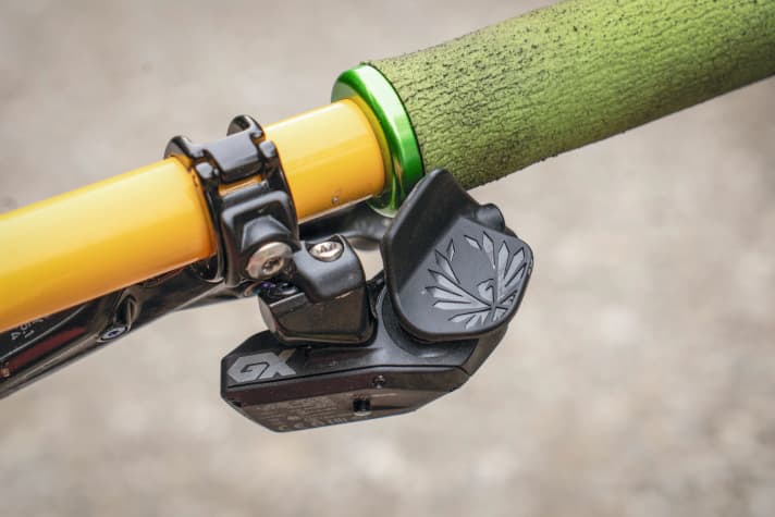   Die GX AXS wechselt die Gänge so schnell und präzise wie die teure XX1-Ausführung. Unten: Die Knopfzelle im Controller hielt die ganze Saison durch.