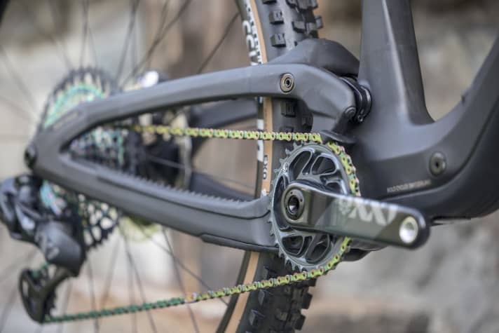  Depending on the linkage, the Bold Linkin comes with 135 or 150 millimetres of travel. The new design with a horizontal shock in front of the bottom bracket favours a low centre of gravity and long seat posts.