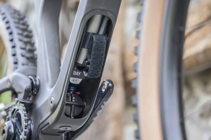   Thanks to the "Save the Day" repair kit housed in the frame, the rucksack could stay at home. Incidentally, the flap to the inside of the frame can be easily opened with a knurled screw. This also allows access to the shock absorber.