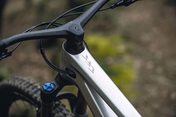   The handlebar-stem unit on the Canyon Spectral saves weight and looks like a single piece. The stem length is only 35-40 millimetres.