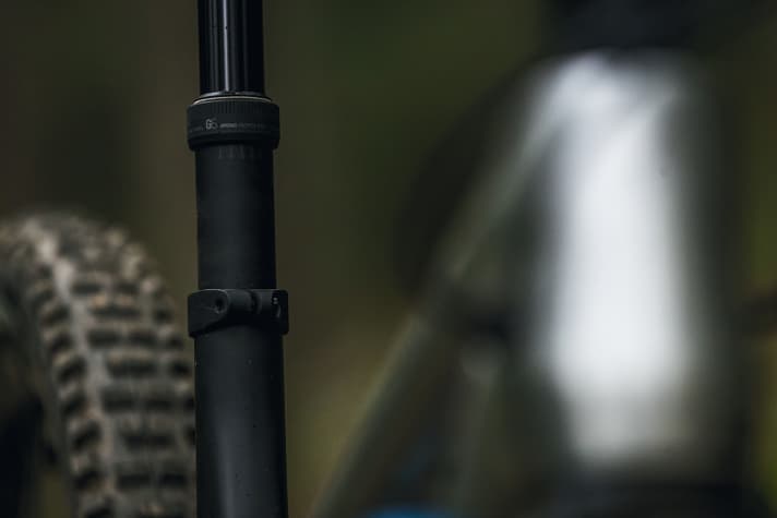   Die neue hauseigene Dropper-Post kommt in allen Carbon-Modellen zum Einsatz. Der Hub ist großzügig ausgelegt, bei Bedarf lässt er sich aber werkzeuglos in 5-mm-Schritten um bis zu 25 Millimeter verringern. So sollen auch kleinere Fahrer in den Genuss des maximal möglichen Hubs kommen, ohne zu hoch zu sitzen.