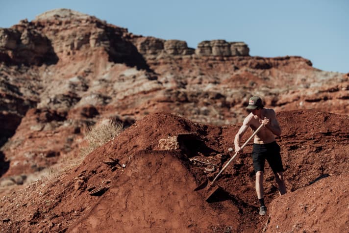   Super-Champion und Favorit Brandon Semenuk beim Feintuning. Der dreimalige Rampage-Gewinner (2008, 2016, 2019) startet dieses Jahr mit Singlecrown-Gabel.   