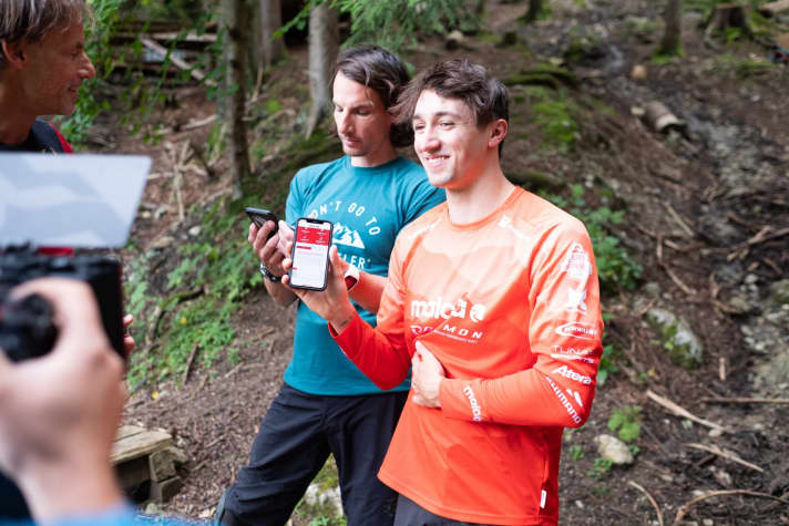 The lowest pulse rate wins: Korbi seems optimistic, his colleague in the background less so.