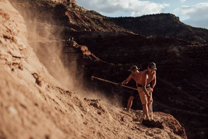   Each rider may arrive with two builders to prepare their own final line. Many riders share lines. Nevertheless, there is often friction here. According to the motto: No dig, no ride. "Rampage newcomers get to feel the elbow action of the Rampage veterans here," says Rampage photographer Ale di Lullo.