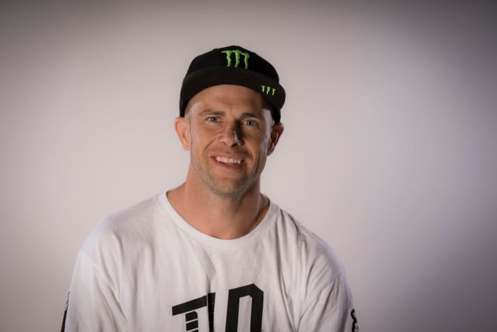   Eigentlich tippten wir auf Spaniard Andreu Lacondeguy als Sieger, doch der verletzte sich bei einem Trainingslauf und kann nicht im Finale starten. Daher tippen wir nun auf Cam Zink, denn Zink hat sich als Vorbereitung für die Rampage einen Mega-Drop mit Airbag aufs Grundstück gebastelt. Zink hat das Zeug für seinen zweiten Rampage-Sieg nach 2010, doch nur wenn Favorit Brandon Semenuk patzt.