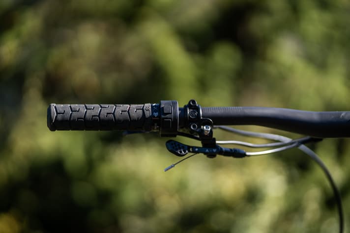   The minimalist trigger for changing the support levels also shows the battery level on the Forestal Siryon.