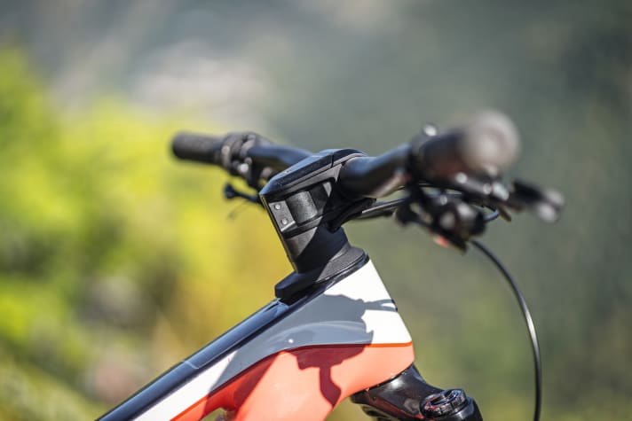   On the Forestal Siryon, all cables and wires run through the stem directly into the frame.