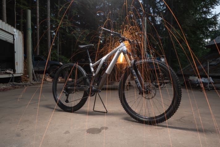   160 millimetres of suspension travel paired with a completely new aluminium frame should ensure maximum downhill fun.