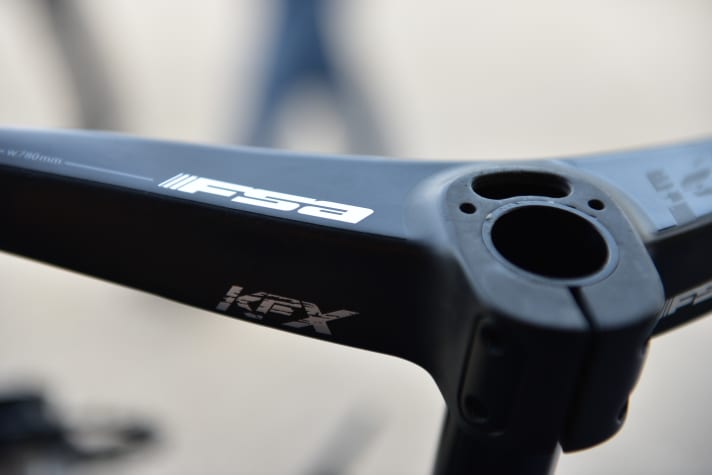 With the new handlebar/stem unit from FSA, the cables already run into the handlebars and then through the integrated stem into the frame. It still only weighs a good 250 grams.