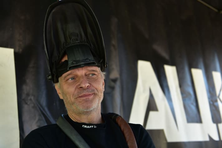   Jürgen Schlender ist der Chef bei Alutech und hat die ersten Rahmen noch selbst geschweißt, bevor die Produktion nach Asien ausgelagert wurde, um Stückzahlen zu machen. Jetzt greift er wieder selbst zum Schweißgerät.