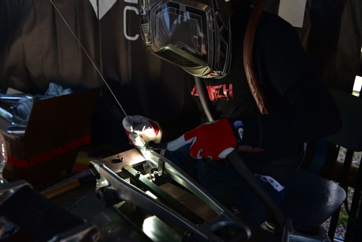 At Alutech, boss Jürgen Schlender picks up the welding equipment himself. More than just for show: the company now actually manufactures its frames in northern Germany.