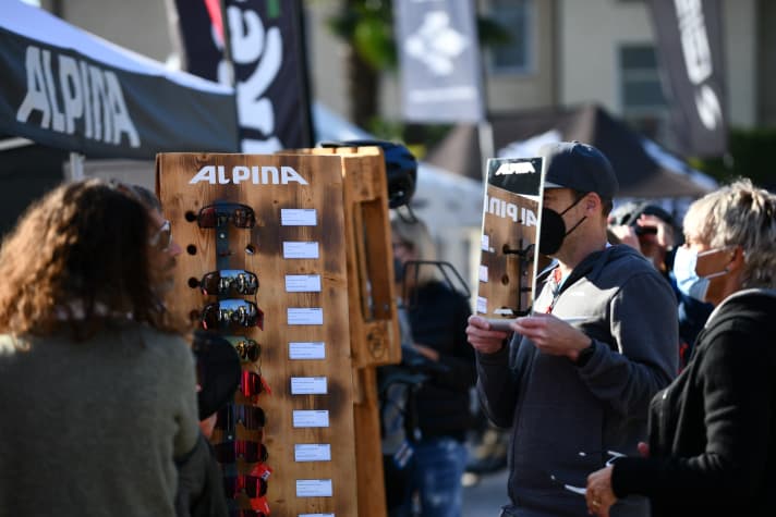 Do helmet and goggles fit? Alpina holds up a mirror to visitors.