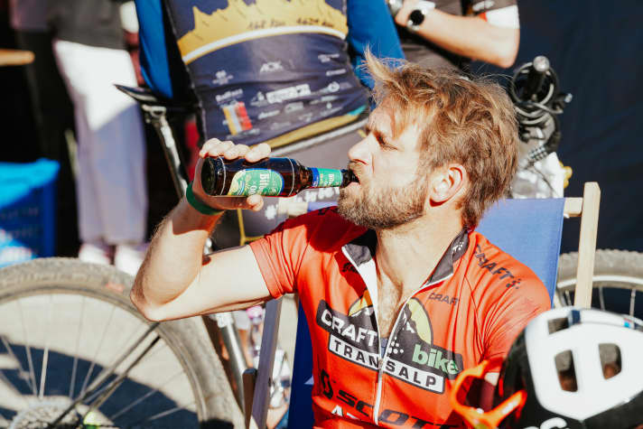 Im Vergleich zur BIKE Transalp wirkt der Festival-Marathon wie ein Sprint. Durstig ist man im Ziel trotzdem.