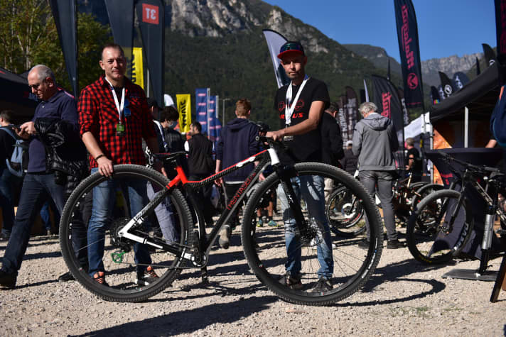 Trentasei: Ein 36-Zoll-Bike für beste Überolleigenschaften. Da der Radstand bei nur 1200 Millimetern liegt, soll sich das Bike mit den Riesenrädern ähnlich agil fahren wie ein 29er-Hardtail. Das Gewicht soll mit Carbon-Starrgabel bei 12 Kilo liegen, die Reifen kommen von Vee Tire und wurden eigentlich für Einräder einwickelt.
