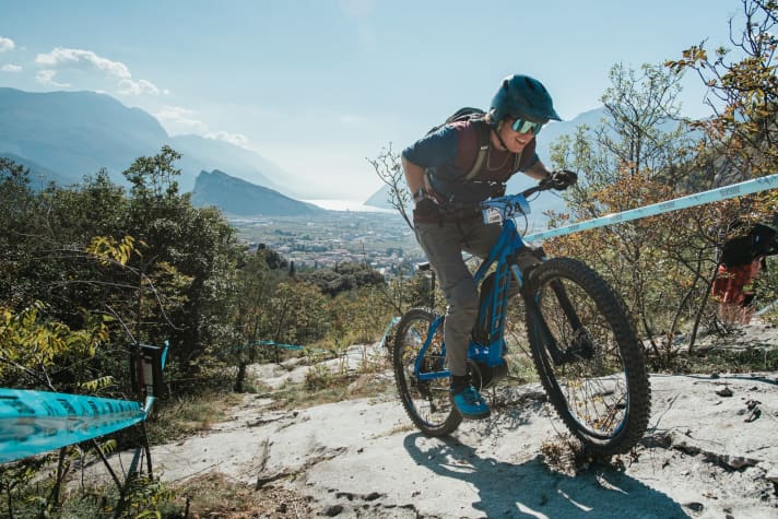 Watt-hours and calf tension: only those who get enough pressure on the pedals and manage their battery charge in between can tackle the ramps of the EMTB Challenge at high speed.