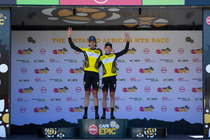   South African Matt Beers (left) and Jordan Sarrou (FRA) remain the men in yellow. Their lead over Seewald/Stosek is 1:47 minutes after the first stage.
