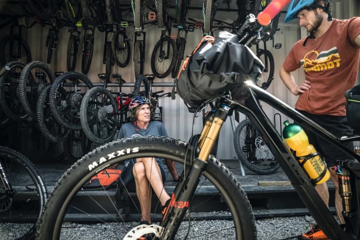 With bike and luggage to the first ascent: The climate-friendly expedition attempt took Stefan Glowacz to the absolute limit. Page 104