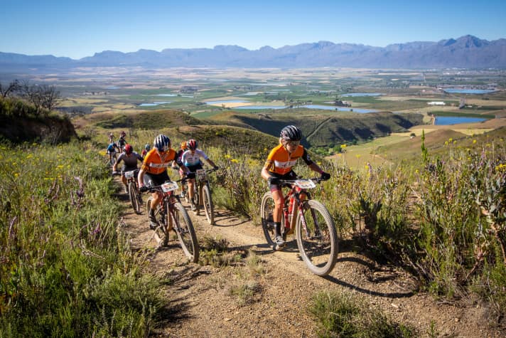   Dritter Sieg beim Cape Epic 2021: Sina Frei (rechts) und Laura Stigger führen nach der zweiten Etappe nun mit 7:32 Minuten in der Gesamtwertung.