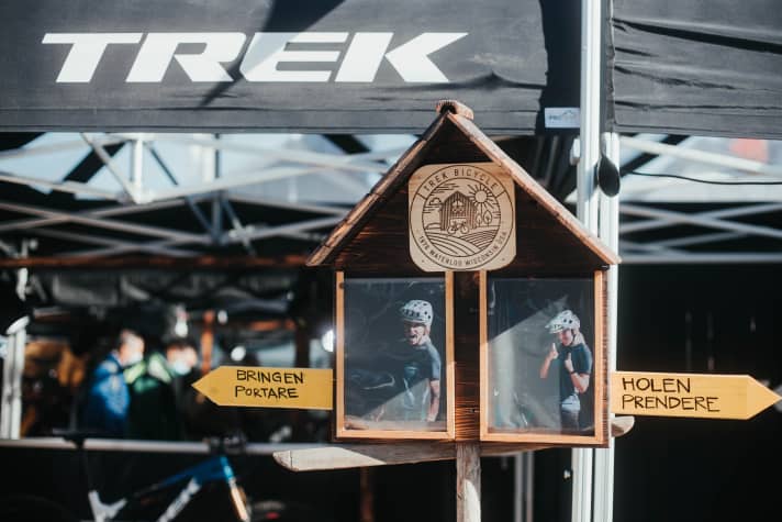 Wie am Fließband: Die Hersteller bringen Scharen von Test-Bikes nach Riva, hier kann man die neuesten Produkte der Bike-Branche auf den legendären Gardasee-Trails testen.