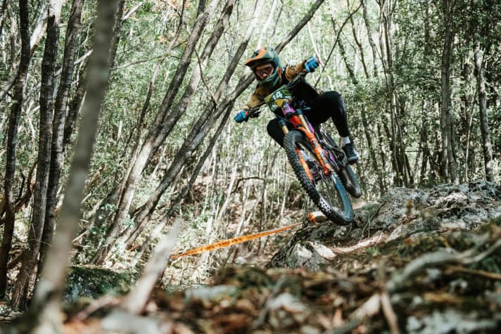 Attention, adrenalin rush: in the enduro race, the clock only runs during the special stage. You have to pedal to the stages yourself, which adds up to a bit more than a small marathon lap.