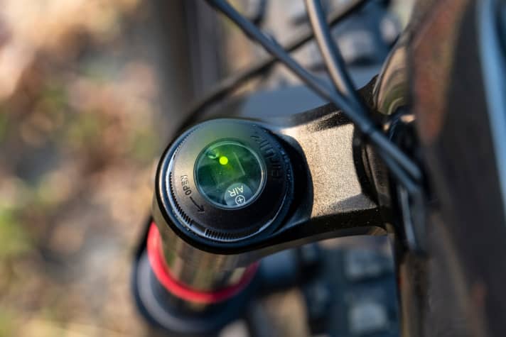   2022 bekommt der Fahrer am Topmodell Rail 9.9 auch von den Federelementen via LED Rückmeldung, ob der Luftdruck passt. Dank Rockshox Air Wiz. 