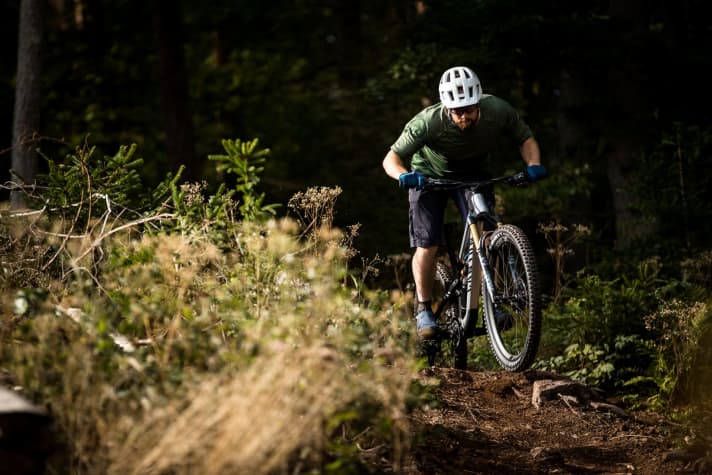   Wir konnten das neue Topmodell des Canyon Spectral CFR bereits ausgiebig testen. Alle Ergebnisse dazu gibt's in BIKE 12/2021 – ab 2. November am Kiosk, in der App und im Onlineshop.