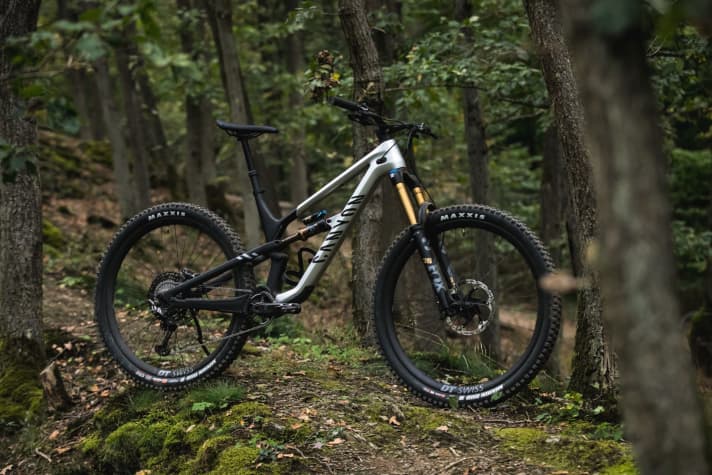   The Spectral CFR is the new top model in the product range, comes exclusively with 29-inch wheels and weighs 13.3 kilograms with Fox Factory suspension, Shimano XTR drivetrain and DT Swiss carbon wheels. Price: 6499 euros.