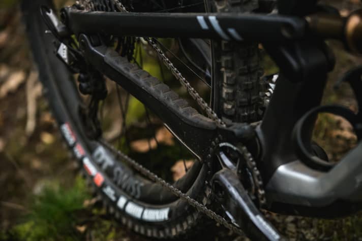   The generous chainstay protector protects the carbon rear triangle and is designed to stabilise the drivetrain on bumpy trails.